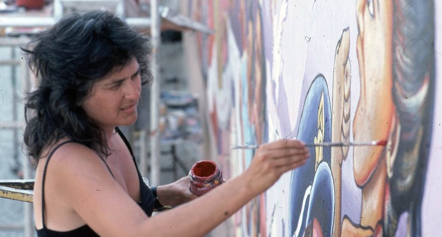 Judy Baca pintando El Gran Muro de Los Angeles.